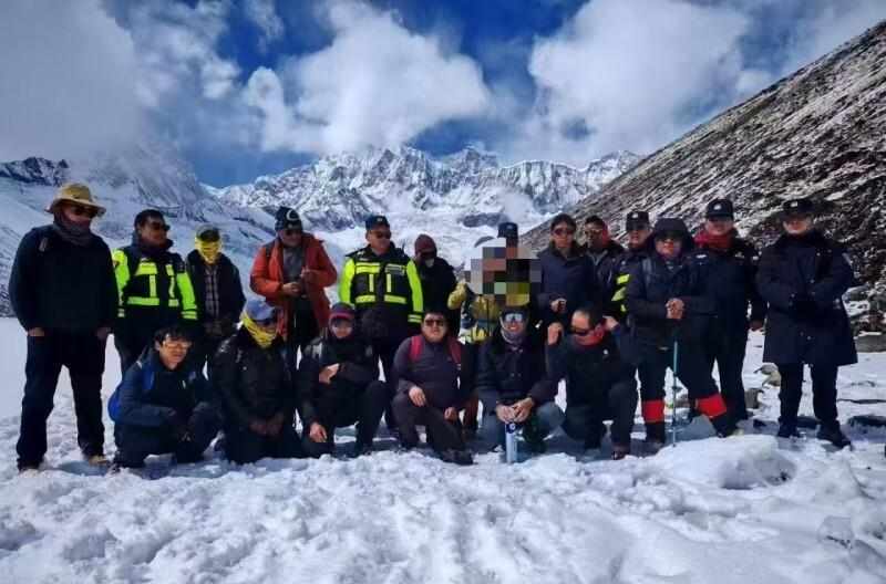 西藏徒步失联女子获救后对镜头微笑引争议,知情人:她私下也比较自责 新闻