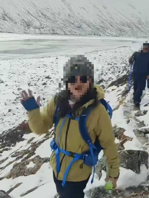 西藏徒步失联女子获救后对镜头微笑引争议,知情人:她私下也比较自责 新闻