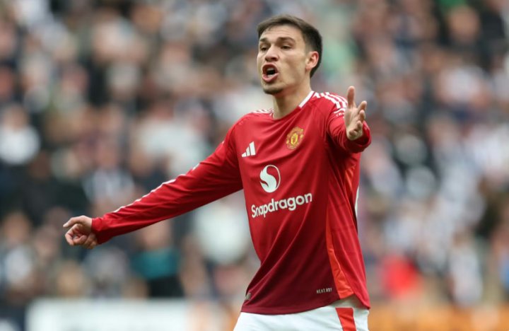 乌加特留队转机:从离队热门到曼联轮换关键? 新闻 乌加特留队转机:从离队热门到曼联轮换关键? 新闻