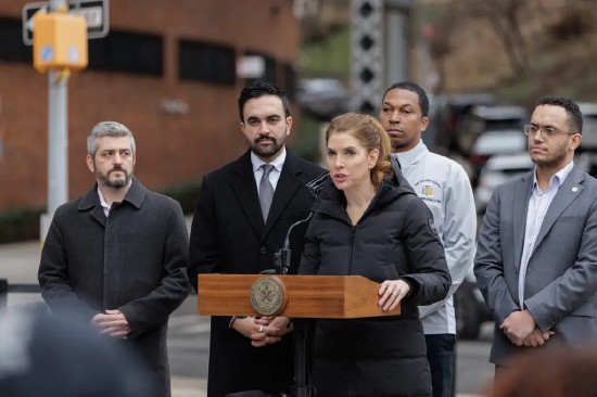  纽约民众对伊朗遇袭反应不一：愤怒、焦虑与喜悦交织 新闻 纽约民众对伊朗遇袭反应不一：愤怒、焦虑与喜悦交织 新闻