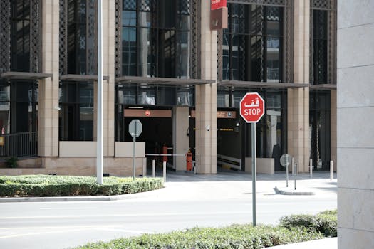 效率对决温度，硬折扣扩张迅猛；胖改注入人文，传统超市重塑信任。