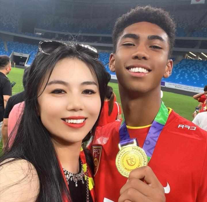  张洪福转会辽宁铁人尘埃落定；母亲深情感谢母校十年栽培；青训成果再获认可，中国足球新生力量崛起。 体育新闻