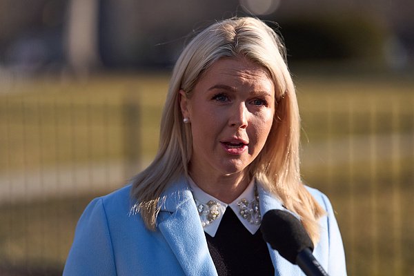  地缘风云再起，美军重拳出击伊朗；科技巨头战略调整引关注。 新闻