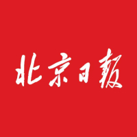 追风逐雨向战行，观天测海保打赢；她获全国三八红旗手标兵，全军唯一。