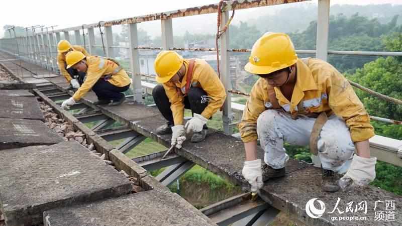  守护万里长江第一桥，铁路职工的深情与坚守；寒风中，他们如啄木鸟般细察每一处。 文化旅游