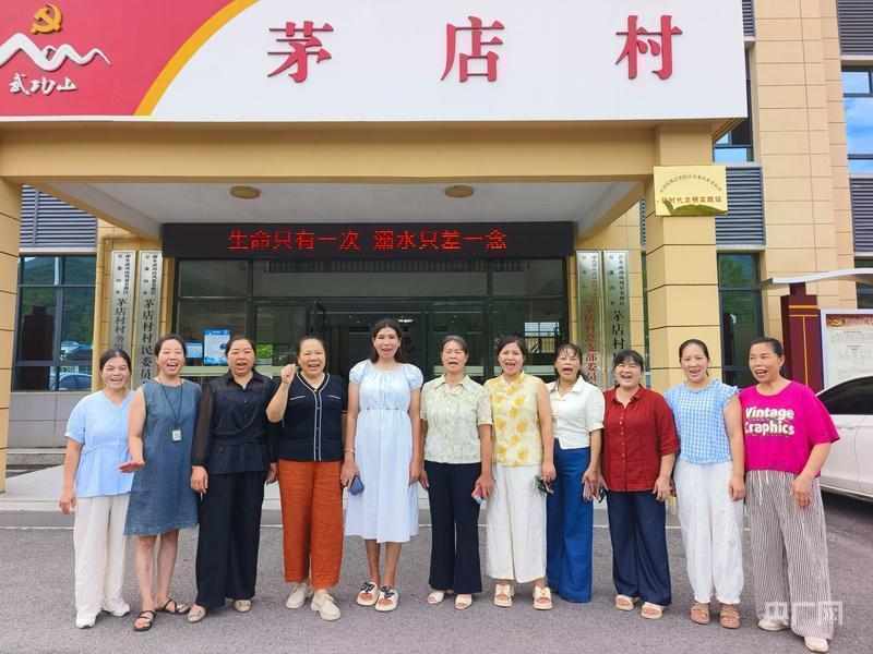 人民大会堂前,她推介家乡好物;镜头切换间,姐妹们笑容渐绽。 文化旅游