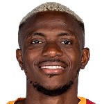 伊斯坦布尔之夜,球迷巨幅Tifo温暖奥斯梅恩;球员泪光中感受家人深情。 体育新闻