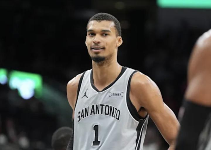 马刺强势崛起遇隐忧,文班亚马脚踝酸痛;掘金状态回暖,对决悬念丛生。 体育新闻