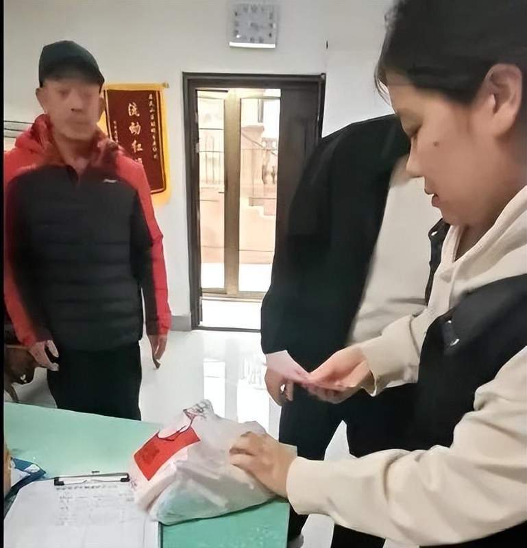  现金误入垃圾桶引发焦急寻找；物业保洁及时介入，最终圆满归还。 文化旅游