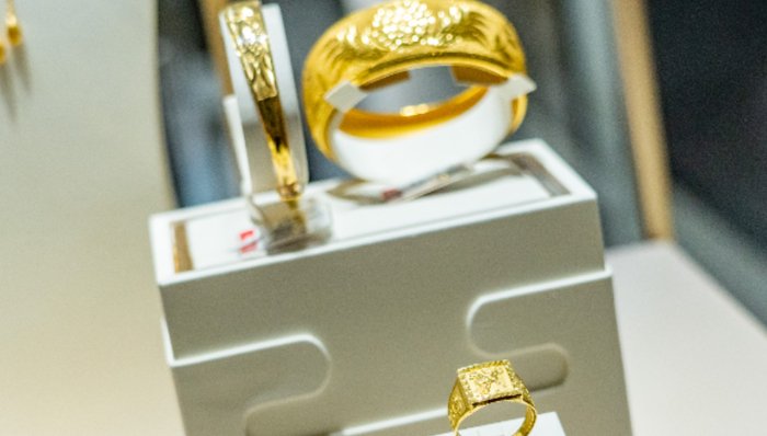  国际金价剧烈回调，国内金饰市场显著回落。 股票财经 国际金价剧烈回调，国内金饰市场显著回落。 股票财经