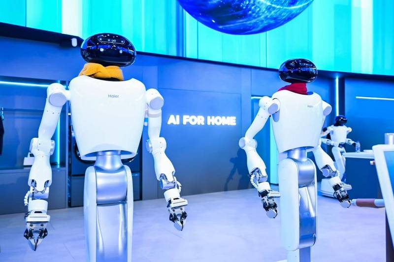  AWE2026展会现场，各类具身智能机器人惊艳亮相；家庭服务场景加速融合，智能生活图景渐行渐近。 IT技术