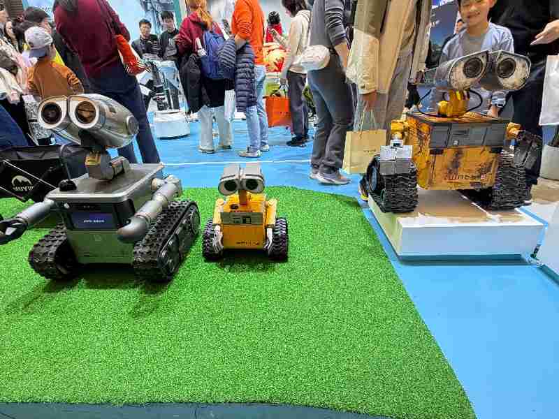  AWE2026展会现场，各类具身智能机器人惊艳亮相；家庭服务场景加速融合，智能生活图景渐行渐近。 IT技术