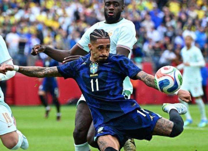 肌肉监测数据:拉菲尼亚伤病风险与赛场下撤机制分析 体育新闻