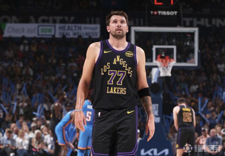  职业球员伤病隐患：高强度负荷与非对抗性损伤的深度复盘 体育新闻